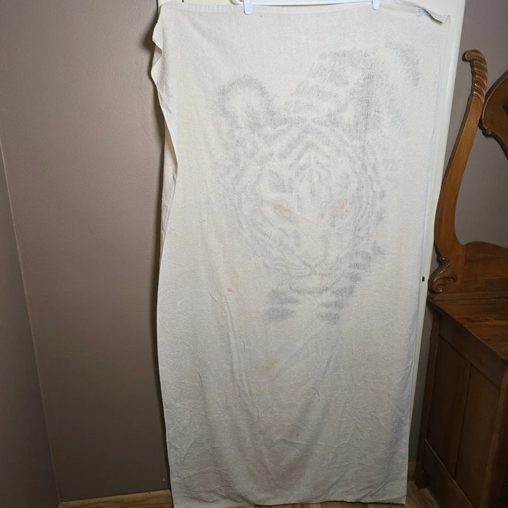 Bengal Tiger Red Dot Gallerie Rabindra Beach Towel Vintage Saydah 68